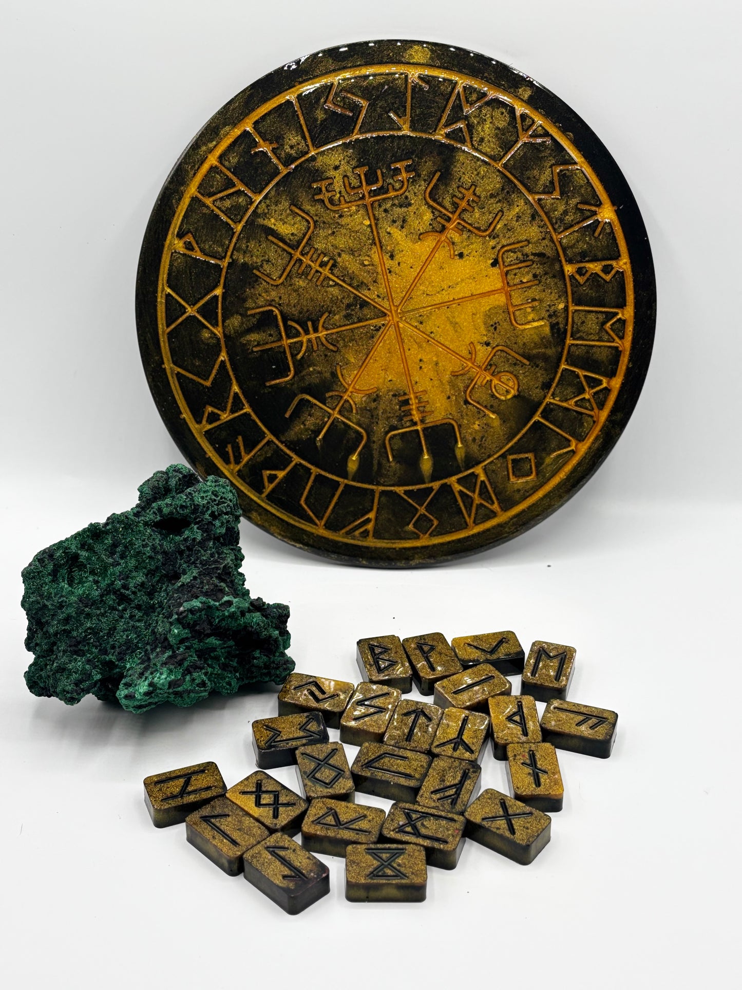Plateau + Runes Futhark viking artisanal en résine