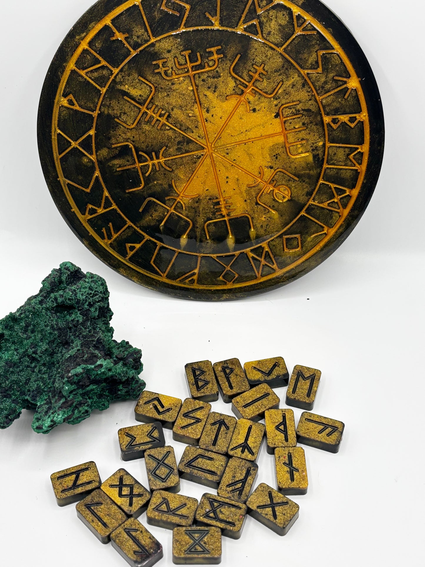 Plateau + Runes Futhark viking artisanal en résine