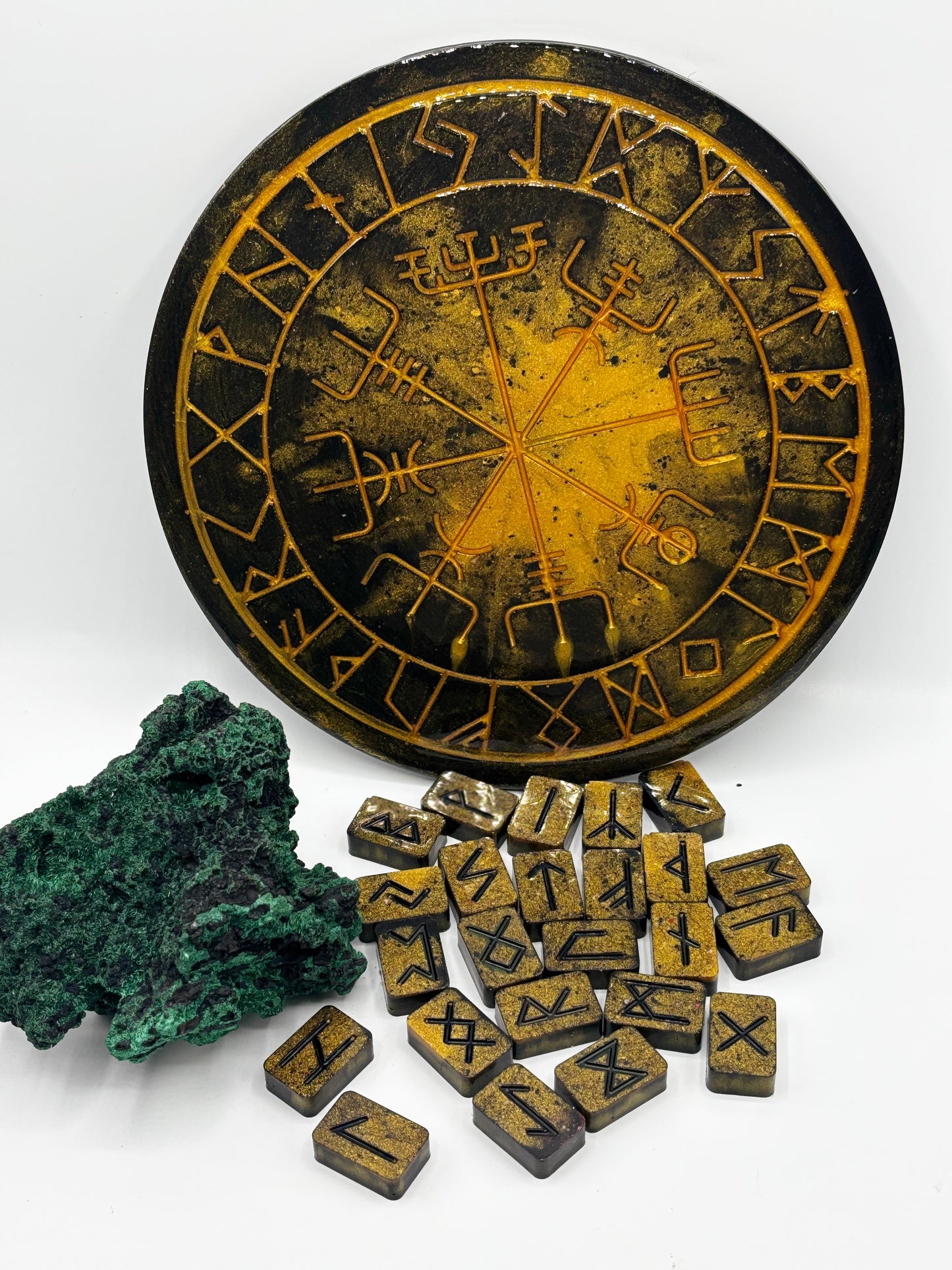 Plateau + Runes Futhark viking artisanal en résine