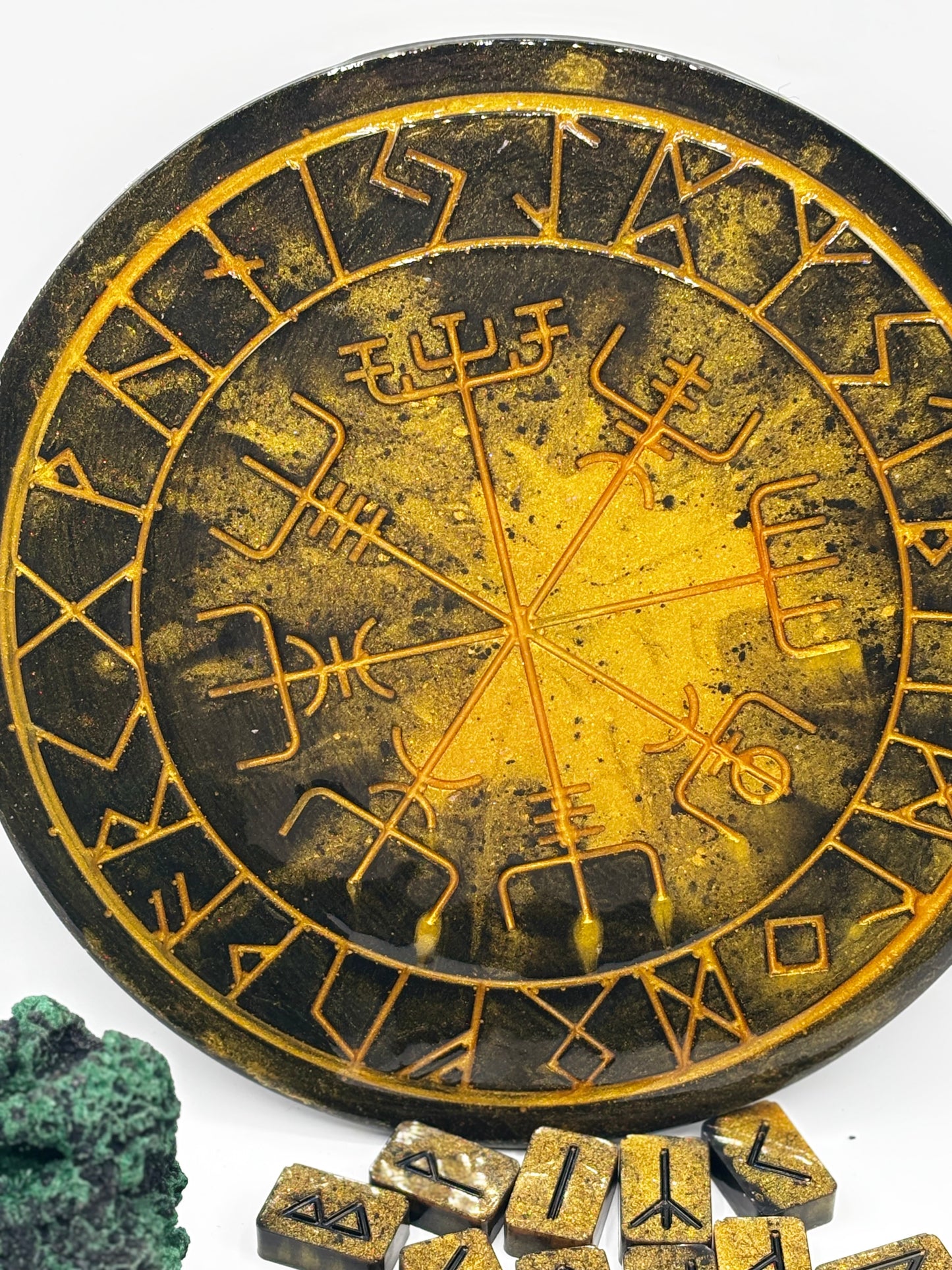 Plateau + Runes Futhark viking artisanal en résine