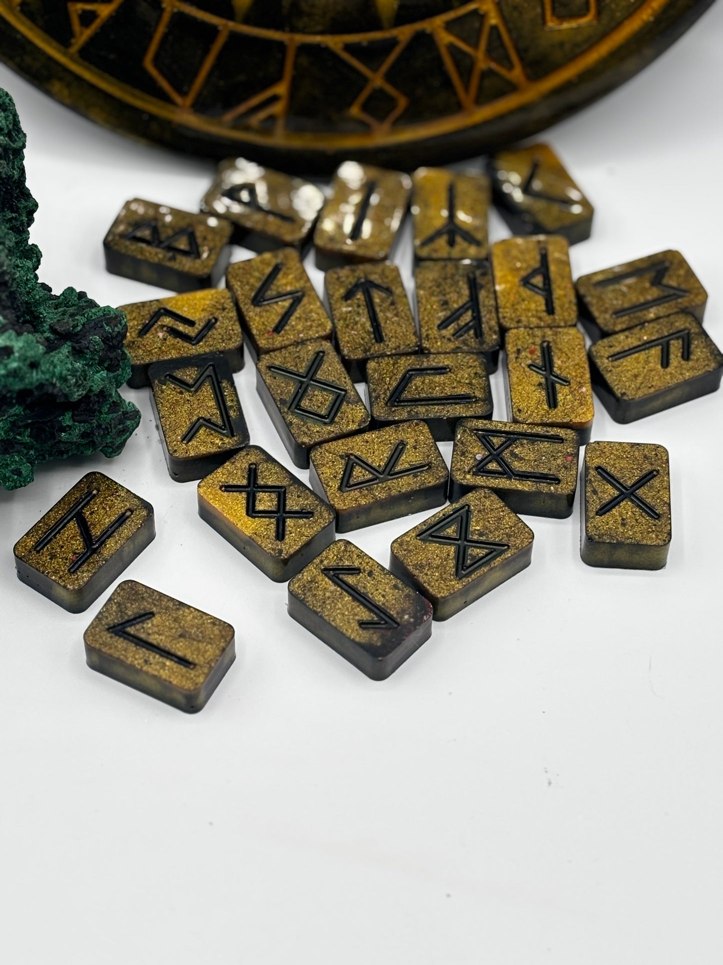 Plateau + Runes Futhark viking artisanal en résine