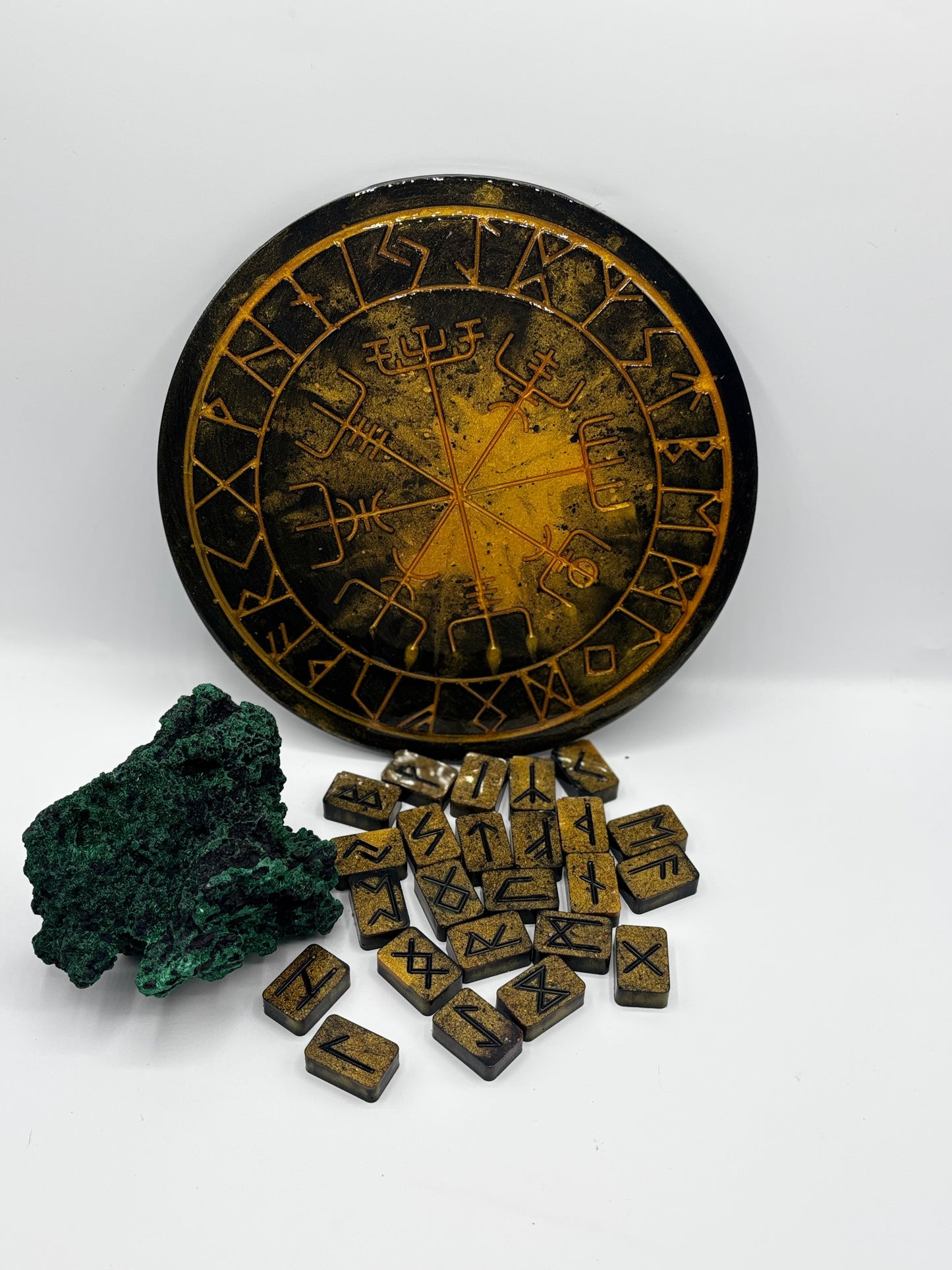 Plateau + Runes Futhark viking artisanal en résine
